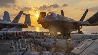 Samolot F-35C na pokładzie lotniskowca USS „Abraham Lincoln” podczas operacji Epic Fury 3 marca 2026 roku