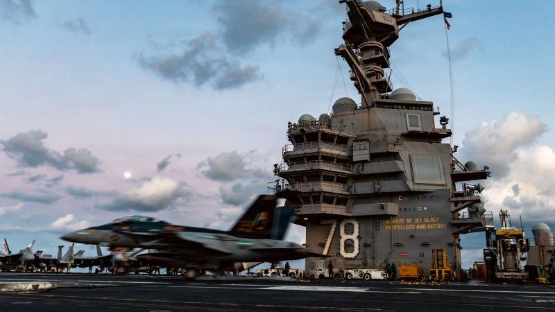 Lądowanie samolotu F/A-18F Super Hornet na pokładzie lotniskowca USS „Gerald R. Ford” na Morzu Śródziemnym podczas operacji Epic Fury 2 marca 2026 roku