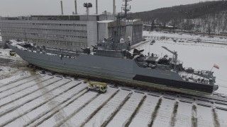 Okręt transportowo-minowy ORP Poznań już na lądzie w PGZ Stoczni Wojennej.