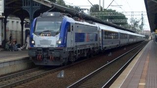 Zdjęcie przedstawiające wiadomość SMS na radiotelefonie kolejowym ma dowodzić wadliwego wdrażania GSM-R na sieci PKP PLK. Rzeczywistość jest jednak nieco inna.