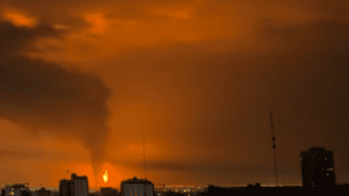 Kolumna ognia i dymu unosząca się nad magazynem ropy naftowej w stolicy Iranu, film publikowany w mediach społecznościowych