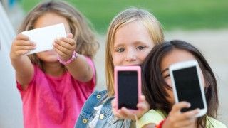 Czy zakaz social mediów dla dzieci powinien być szerszy? Według posła PiS Janusza Cieszyńskiego, przepisy powinny na początku objąć tylko platformy społecznościowe.