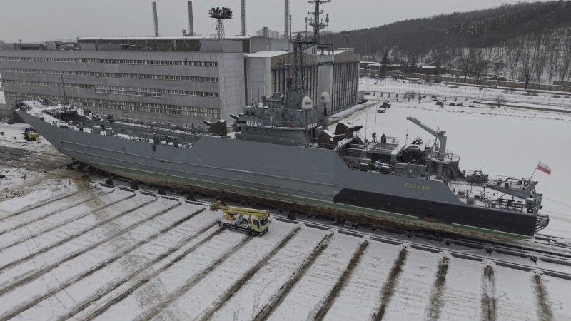 Okręt transportowo-minowy ORP Poznań już na lądzie w PGZ Stoczni Wojennej.