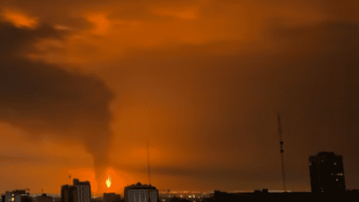 Kolumna ognia i dymu unosząca się nad magazynem ropy naftowej w stolicy Iranu, film publikowany w mediach społecznościowych