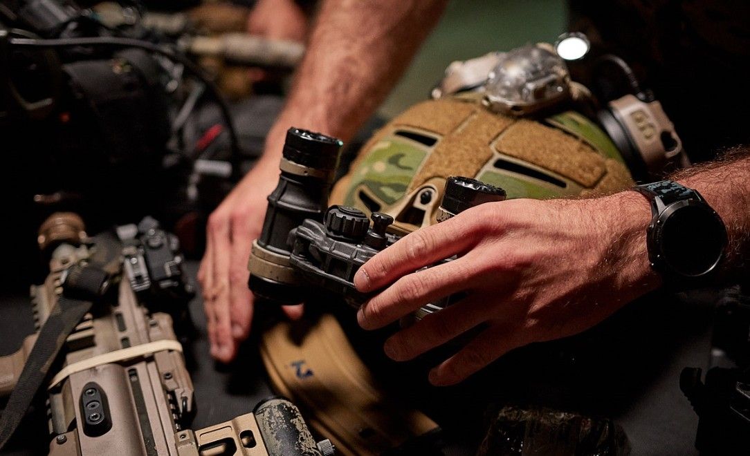 Noktowizja a biologia walki. Dlaczego „mniej” znaczy „więcej”