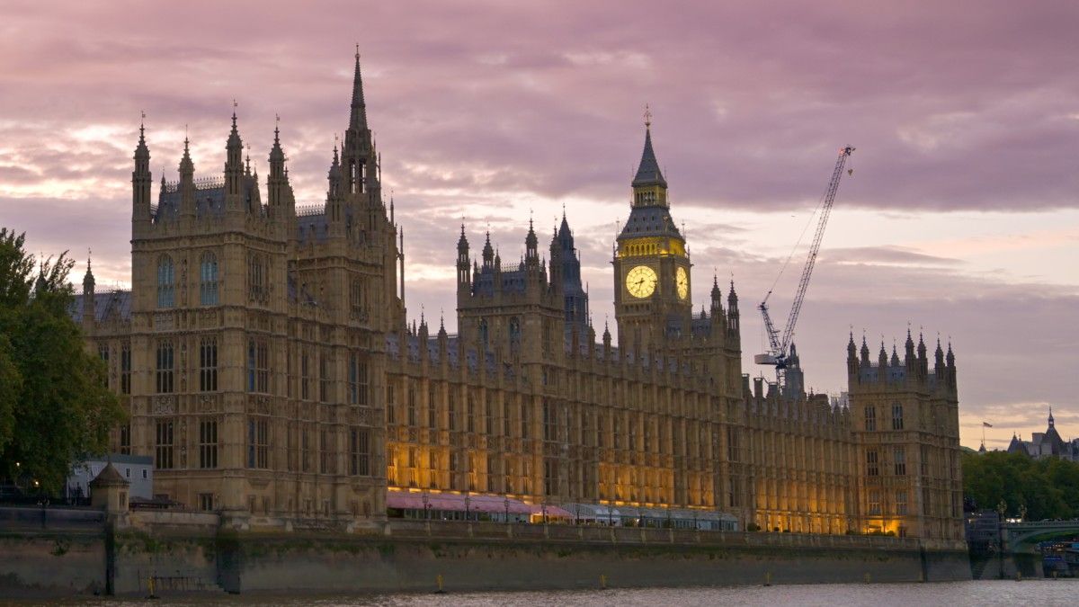 Brytyjski spór o zakaz social mediów