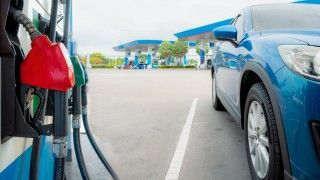 niebieski samochód przy dystrybutorze na stacji paliw