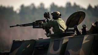 Żołnierz obsługujący wielkokalibrowy karabin maszynowy WKM-B kal. 12,7 mm zamontowany w armatohaubicy Krab.