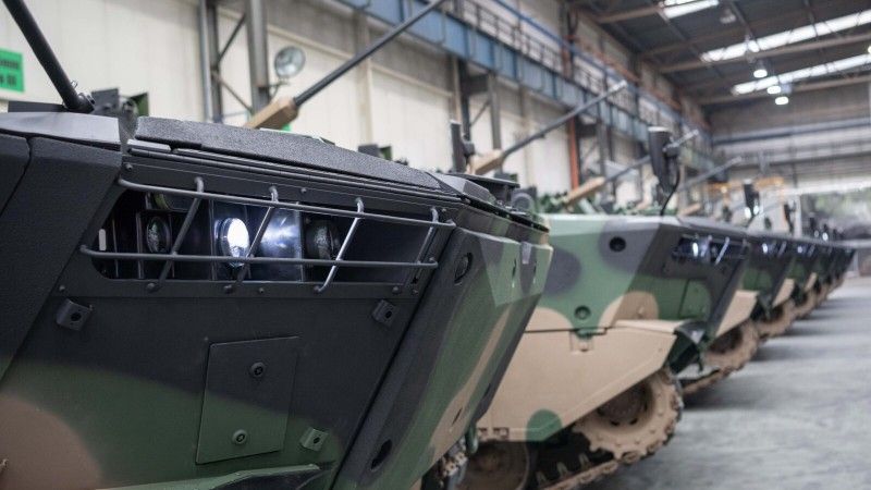 Uroczystość przekazania Siłom Zbrojnym RP pierwszej partii seryjnych bojowych wozów piechoty Borsuk z Huty Stalowa Wola.