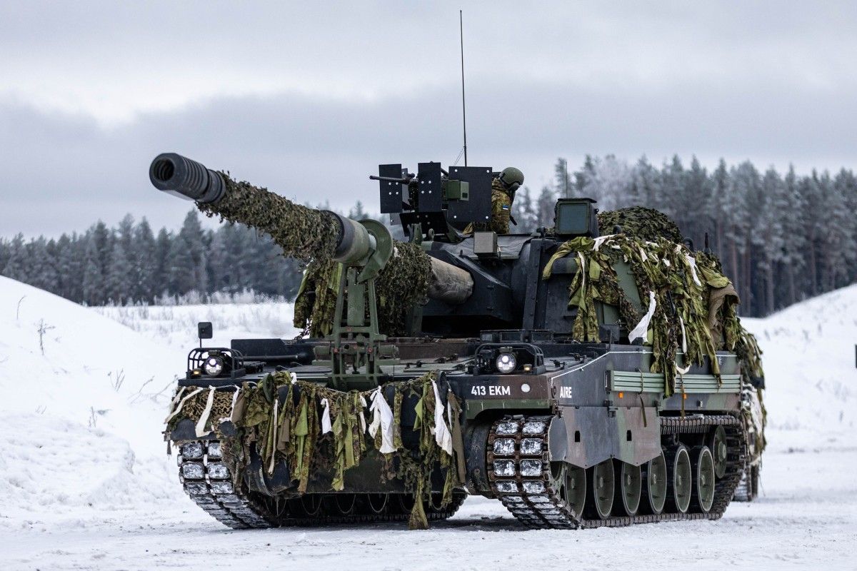 Estońskie haubice K9 strzelają na zimowym poligonie