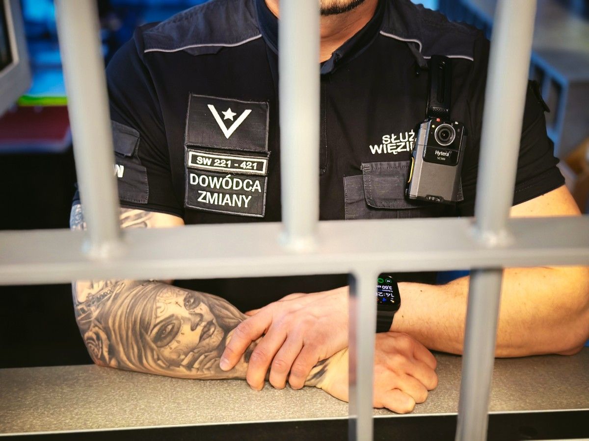 Służba Więzienna „zbroi się” w kamery nasobne