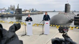 Wicepremier, Minister Obrony Narodowej Władysław Kosiniak-Kamysz i Minister Obrony Szwecji Pål Jonson przemawiają w Porcie Wojennym w Gdyni, 12 marca 2026 roku. Na drugim planie okręty podwodne: ORP „Orzeł” i HMS „Uppland”.