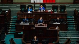 minister przemawia z mównicy sejmowej