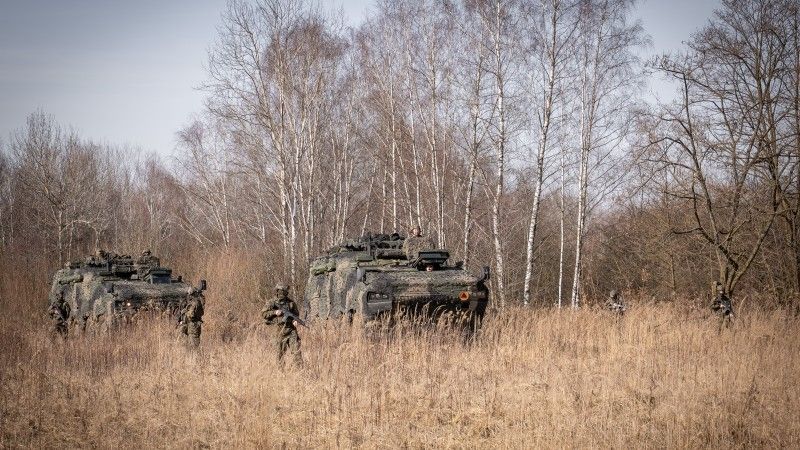 Na zdjęciu zaprezentowane są nowoczesne wozy dowodzenia "Zawilec", będące na wyposażeniu 5. Pułku Dowodzenia już od ponad dwóch miesięcy.