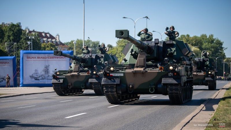 Armatohaubice samobieżne Krab podczas defilady „Silna Biało-Czerwona” na okoliczność Święta Wojska Polskiego, 15 sierpnia 2023 roku.