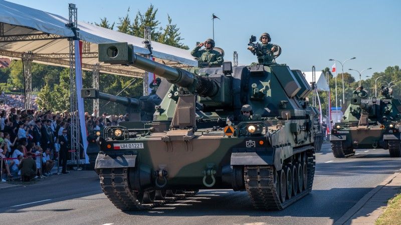 Armatohaubice samobieżne Krab podczas defilady „Silna Biało-Czerwona” na okoliczność Święta Wojska Polskiego, 15 sierpnia 2023 roku.
