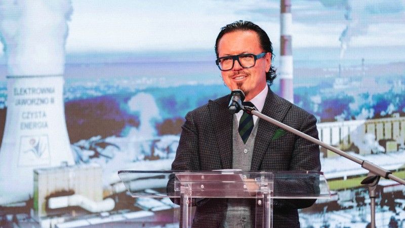 minister przemawia zza mównicy