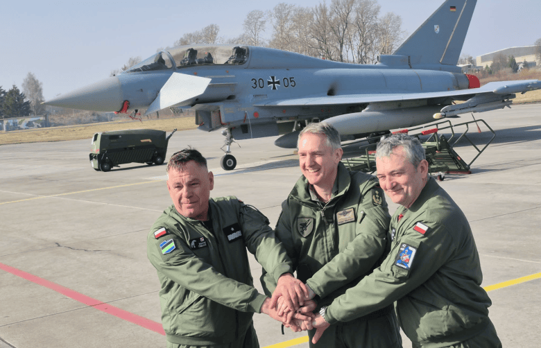 Od lewej: generał brygady pilot Maciej Trelka, zastępca inspektora sił powietrznych, generał porucznik Holger Neumann, dowódca Luftwaffe i pułkownik pilot Grzegorz Czubski, dowódca 22. Bazy Lotnictwa Taktycznego