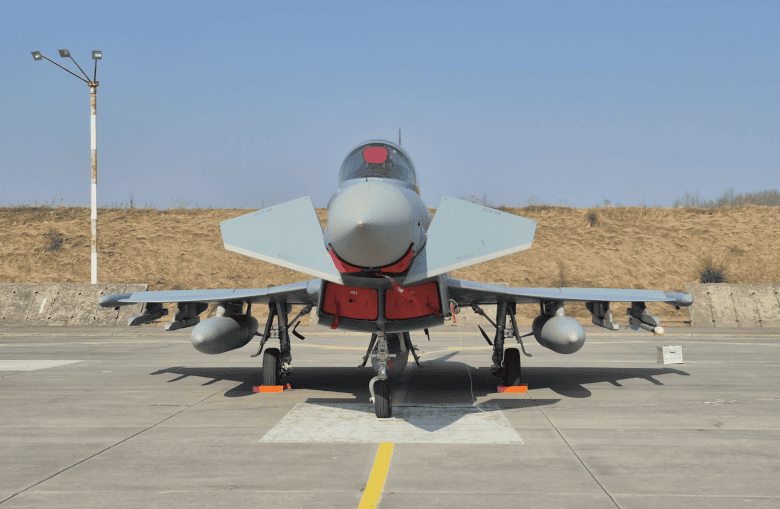 Niemiecki Eurofighter en face