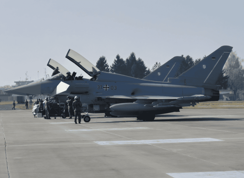 Dwumiejscowe Eurofightery chwilę przed odlotem