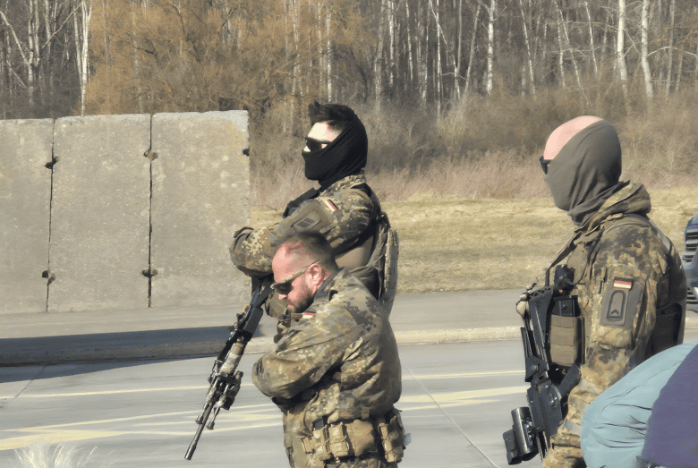 Żołnierze niemieckiej ochrony grupy taktycznej Luftwaffe. Uzbrojenie stanowią karabiny G36 z celownikami optycznymi