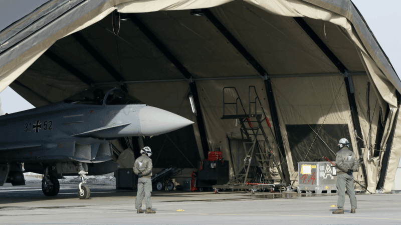 Eurofighter w lekkim hangarze w 22. BLT w Malborku