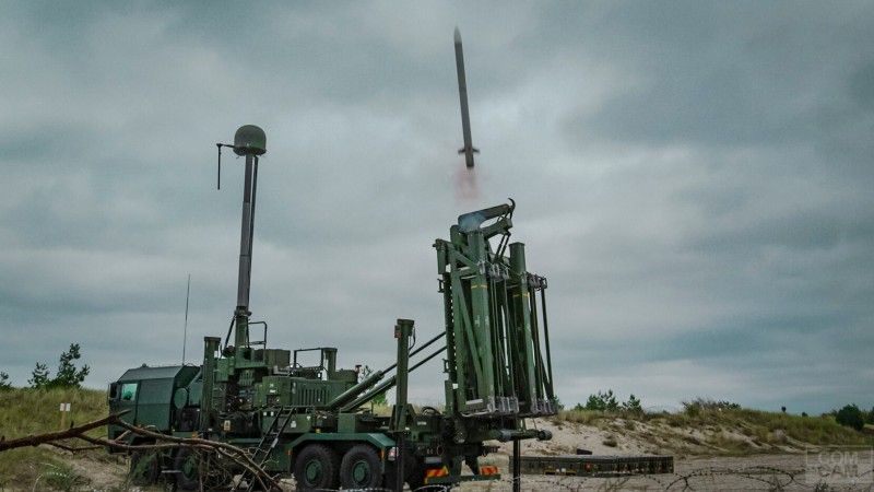 Wyrzutnia iLauncher do pocisków przeciwlotniczych krótkiego zasięgu CAMM zamontowana na podwoziu Jelcz P882.57. Takie wyrzutnie są stosowane w systemach Pilica Plus oraz Narew.