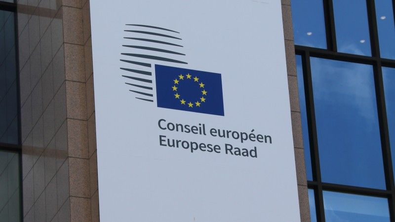 W nowelizacji Aktu o sztucznej inteligencji znalazł się zapis zakazujący generowania pornografii przez AI na terenie UE. Propozycję przedstawiła Rada Unii Europejskiej.