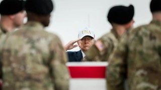 Donald Trump podczas ceremonii powitania ciał poległych Amerykanów w wojnie z Iranem
