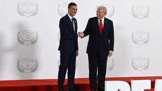 The President of the Government of Spain attends the ceremony to sign the Middle East Peace Plan in Egypt (2025).