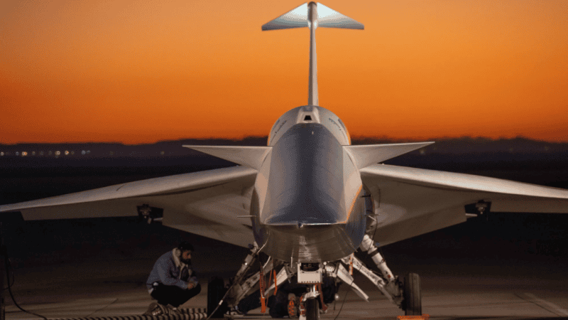 Samolot X-59 przygotowywany do lotu.