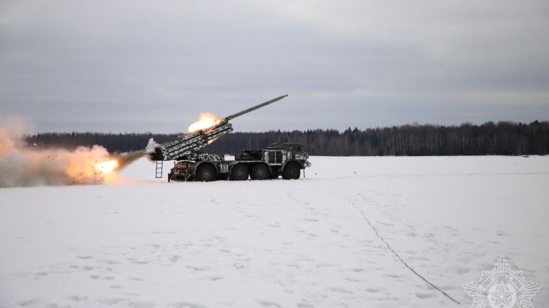 Białoruska wieloprowadnicowa wyrzutnia rakiet BM-27 Uragan.