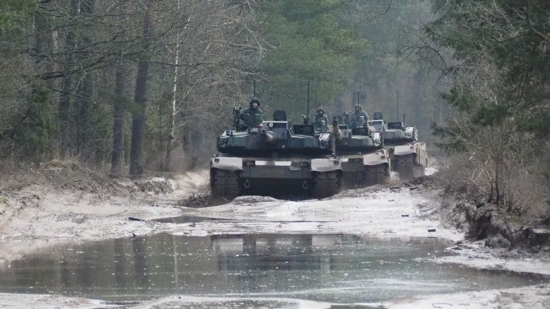 Czołgi K2GF Black Panther z batalionu czołgów 20. Brygady Zmechanizowanej, 16. Dywizji Zmechanizowanej.
