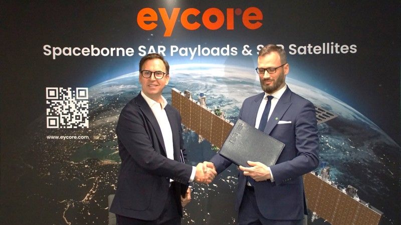 Wiceprezes Eycore Tomasz Kusowski i pełnomocnik MON Maciej Samsonowicz po podpisaniu listu intencyjnego.