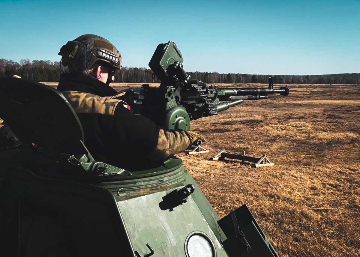 Artylerzyści ćwiczą strzelanie z karabinów maszynowych
