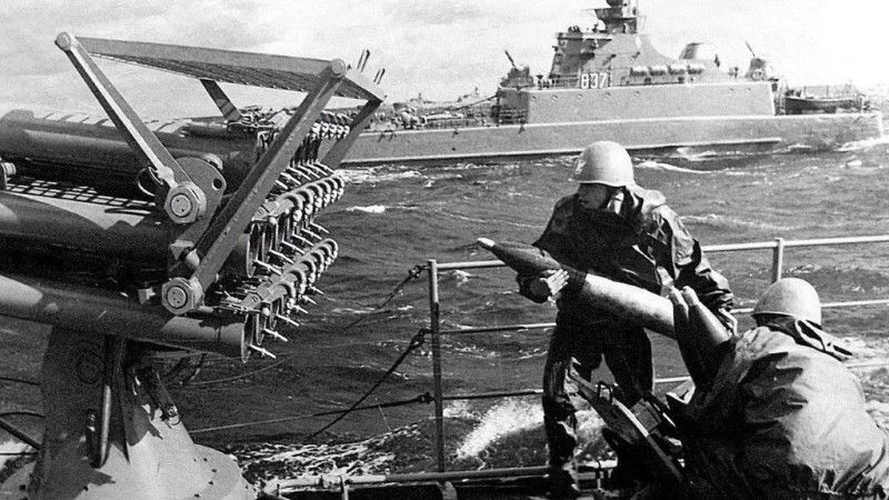 mo-0: Niewątpliwym związkiem HSW z morzem były produkowane tutaj morskie wyrzutnie rakietowe WM-18 kal. 140 mm dla okrętów desantowych kilku typów, głównie z linii proj. 770, produkowanych w polskiej Stoczni Północnej. Na zdjęciu: załadunek pocisków do WM-18 na jednym z takich okrętów.