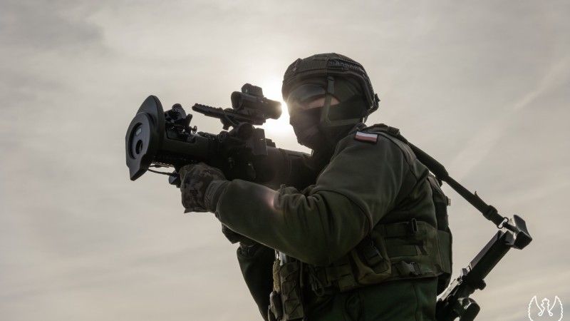 Żołnierz Wojsk Obrony Terytorialnej podczas szkolenia z obsługi działa bezodrzutowego Carl Gustaf M4.