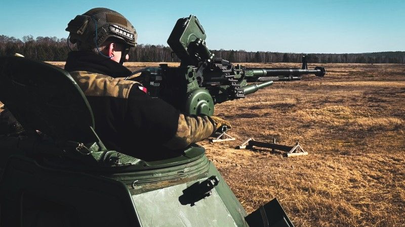 Ćwiczenia strzeleckie artylerzystów 1. Dywizjonu Artylerii Samobieżnej z 5. Lubuskiego Pułku Artylerii z wykorzystaniem wielkokalibrowego karabinu maszynowego DSzKM umieszczony na haubicach DANA wz. 1977.