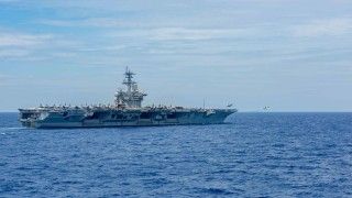 Amerykański lotniskowiec USS Theodore Roosevelt (CVN 71) w trakcie startu dwóch samolotów FA/18E Super Hornet ze stacjonującego na nim w 2024 r. pokładowego Skrydła Lotniczego (Carrier Air Wing CVW 11).