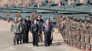 Przywódca KRLD Kim Dzong UN wraz z córką, w trakcie inspekcji pododdziałów pancernych i piechoty, na terenie bazy szkoleniowej nr. 60 w okolicach stolicy Pjongjangu.