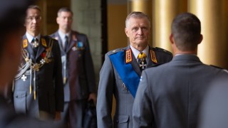 Gen. Timo Kivinen podczas promocji w szkole oficerskiej w Finlandii