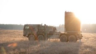 Szkolenie poligonowe obsług wieloprowadnicowych wyrzutni rakiet (WWR) Homar-K z 5. Lubuskiego Pułku Artylerii. Na zdjęciu wyrzutnia rozwinięta na stanowisku ogniowym.