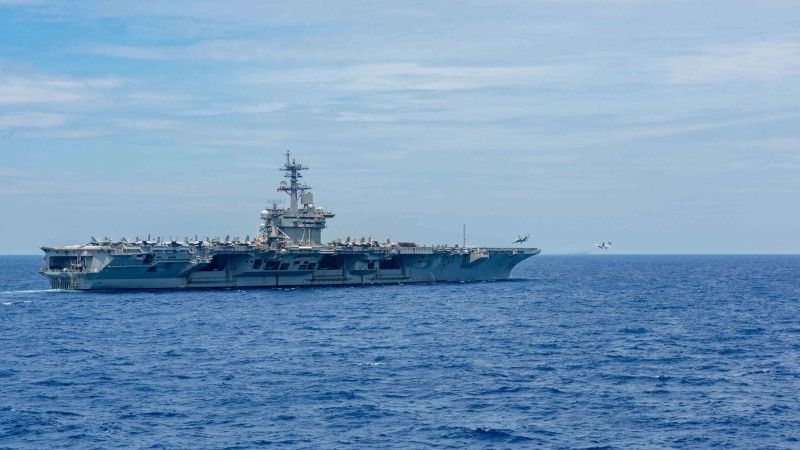 Amerykański lotniskowiec USS Theodore Roosevelt (CVN 71) w trakcie startu dwóch samolotów FA/18E Super Hornet ze stacjonującego na nim w 2024 r. pokładowego Skrydła Lotniczego (Carrier Air Wing CVW 11).