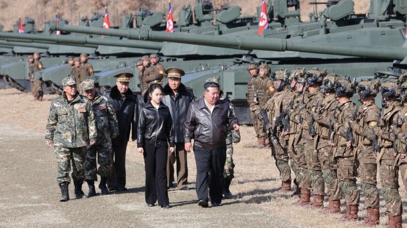 Przywódca KRLD Kim Dzong UN wraz z córką, w trakcie inspekcji pododdziałów pancernych i piechoty, na terenie bazy szkoleniowej nr. 60 w okolicach stolicy Pjongjangu.