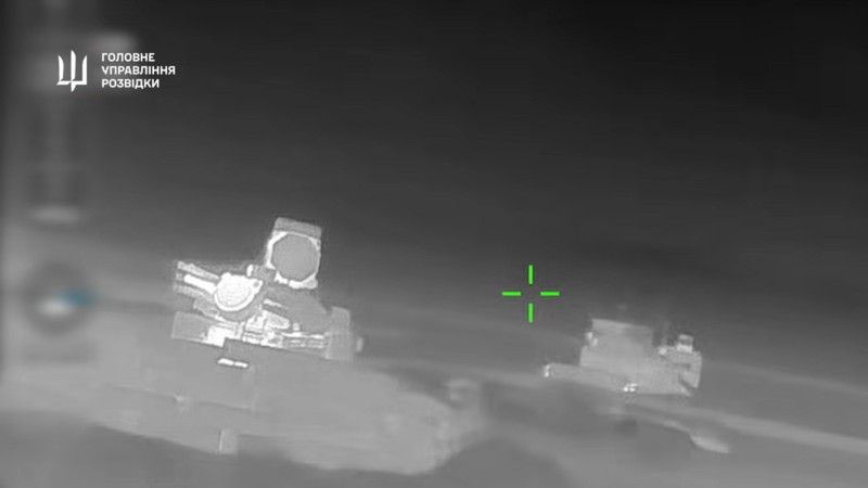 go dronem. Fot. Główny Zarząd Wywiadu ukraińskiego ministerstwa obrony
Radar 48Ja6-K1 „Podliot”, koło Ałuszty na Krymie tuż przed trafieniem go dronem