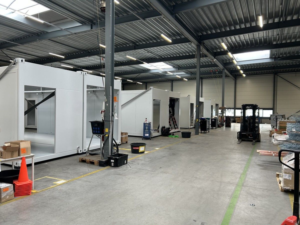 Jak budowane są modułowe centra danych? [WIZYTA W FABRYCE]