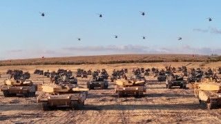 Formacja pancerno-zmechanizowana wojsk lądowych Turcji, na pierwszym planie czołgi Leopard 2A4T1.