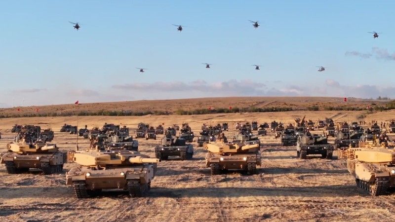 Formacja pancerno-zmechanizowana wojsk lądowych Turcji, na pierwszym planie czołgi Leopard 2A4T1.