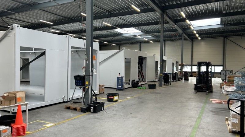 Produkcja modułowego centrum danych - zintegrowana infrastruktura zasilania i IT przygotowywana w fabryce w modelu „plug-and-play”