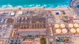 Zakłady przemysłowe na wybrzeżu Dubaju. Widoczne zbiorniki do odsalania wody morskiej